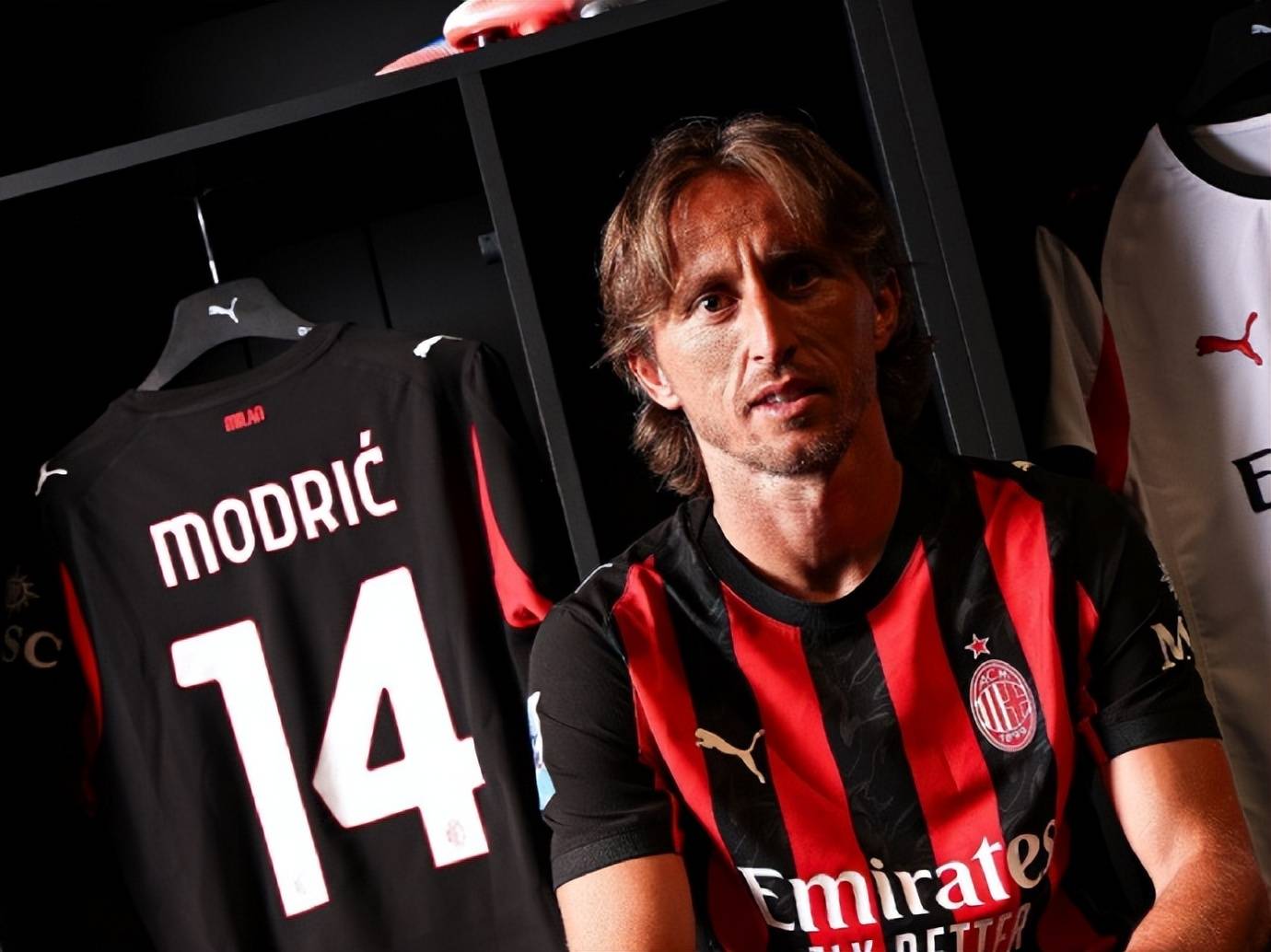 包含AC米兰签入新后卫，增强防守实力的词条