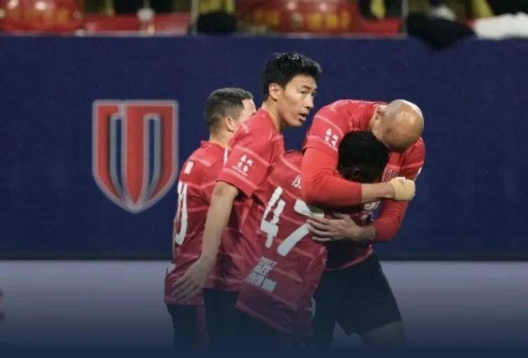 中场球员闯入禁区助球队战胜对手 中场球员闯入禁区助球队战胜对手