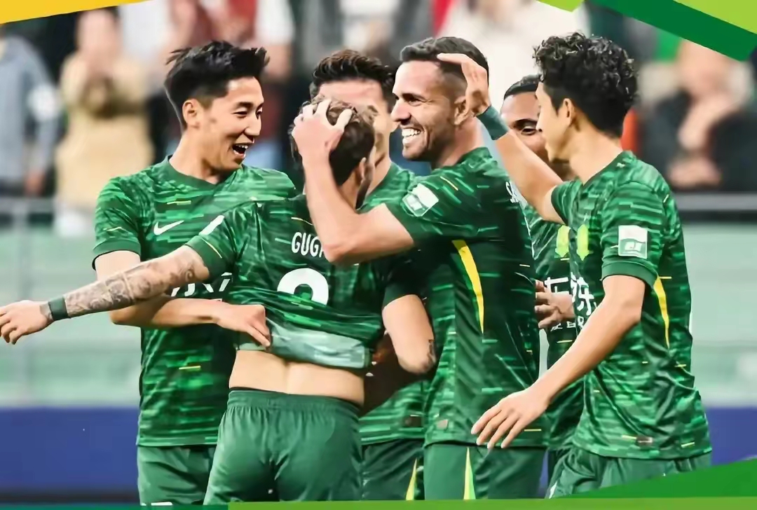 北京国安成功晋级中超季后赛，球迷狂欢