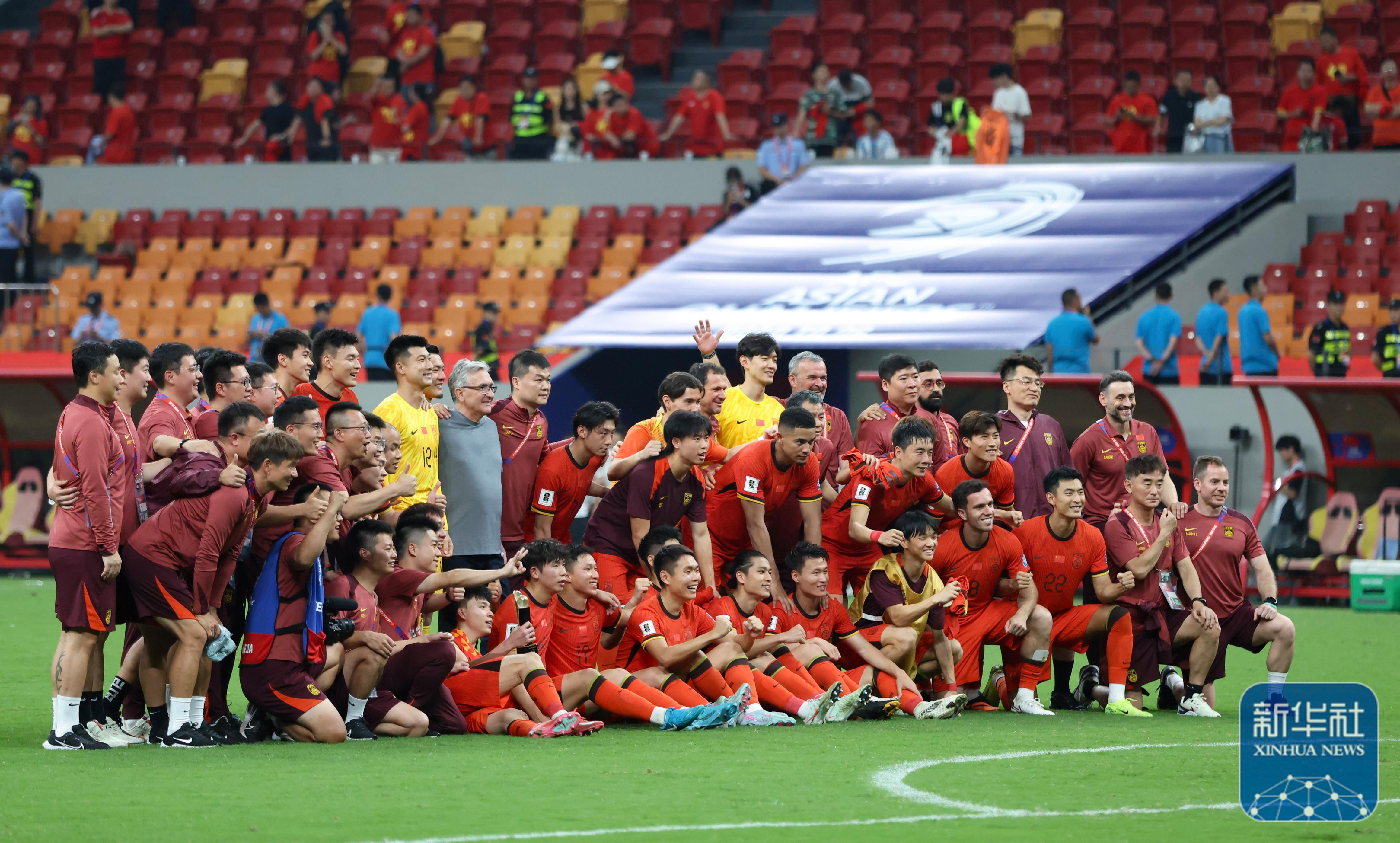 顶级球队争夺国家杯冠军，战火纷飞