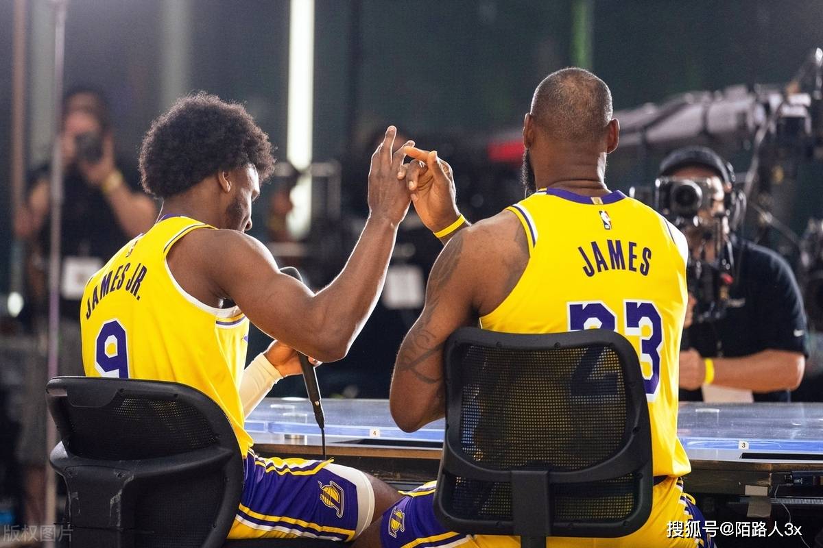 勇士击败湖人,取得赛季第五连胜 勇士击败湖人,取得赛季第五连胜