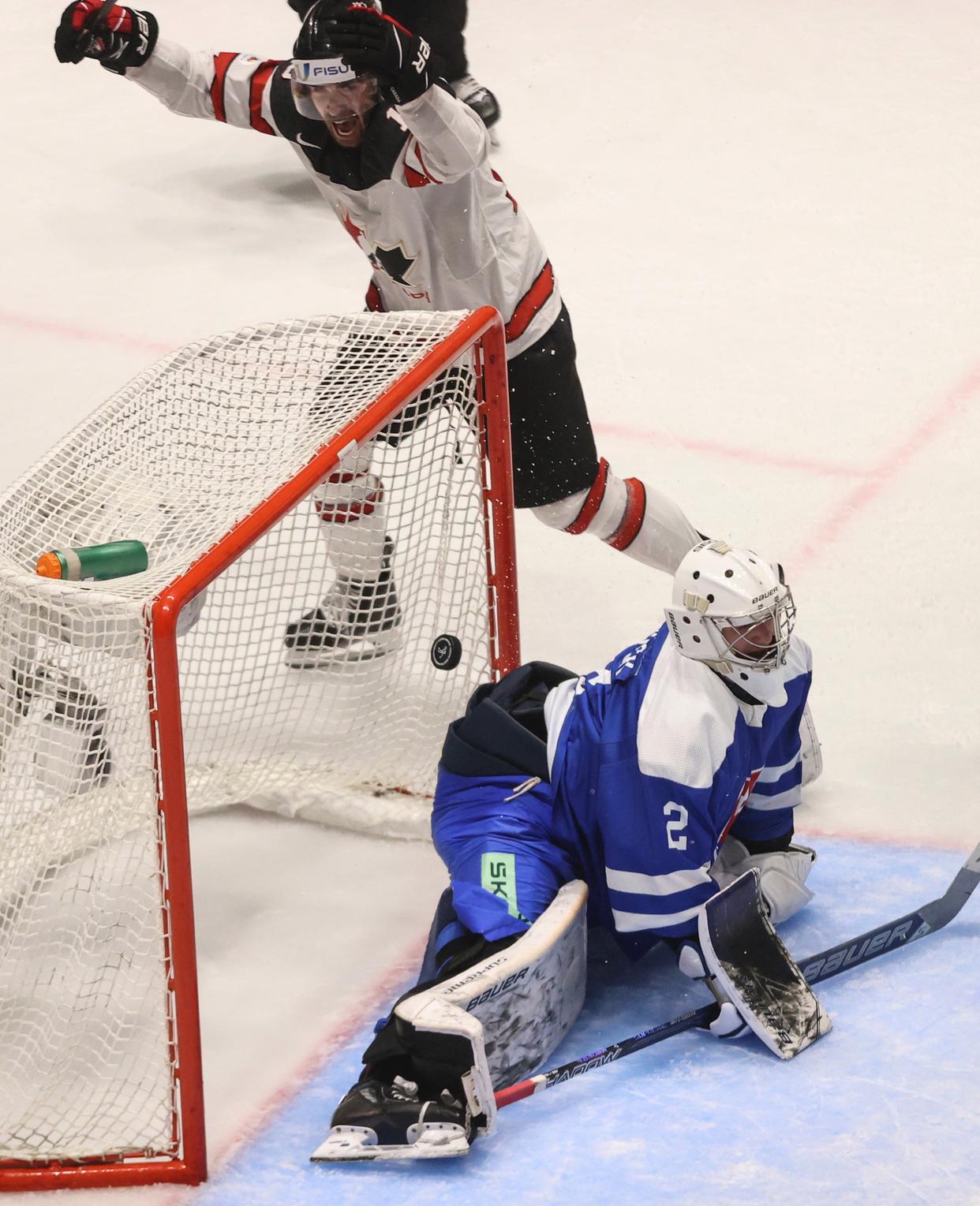 加拿大队在比赛中获得胜利,赢得冠军 加拿大队在比赛中获得胜利,赢得冠军