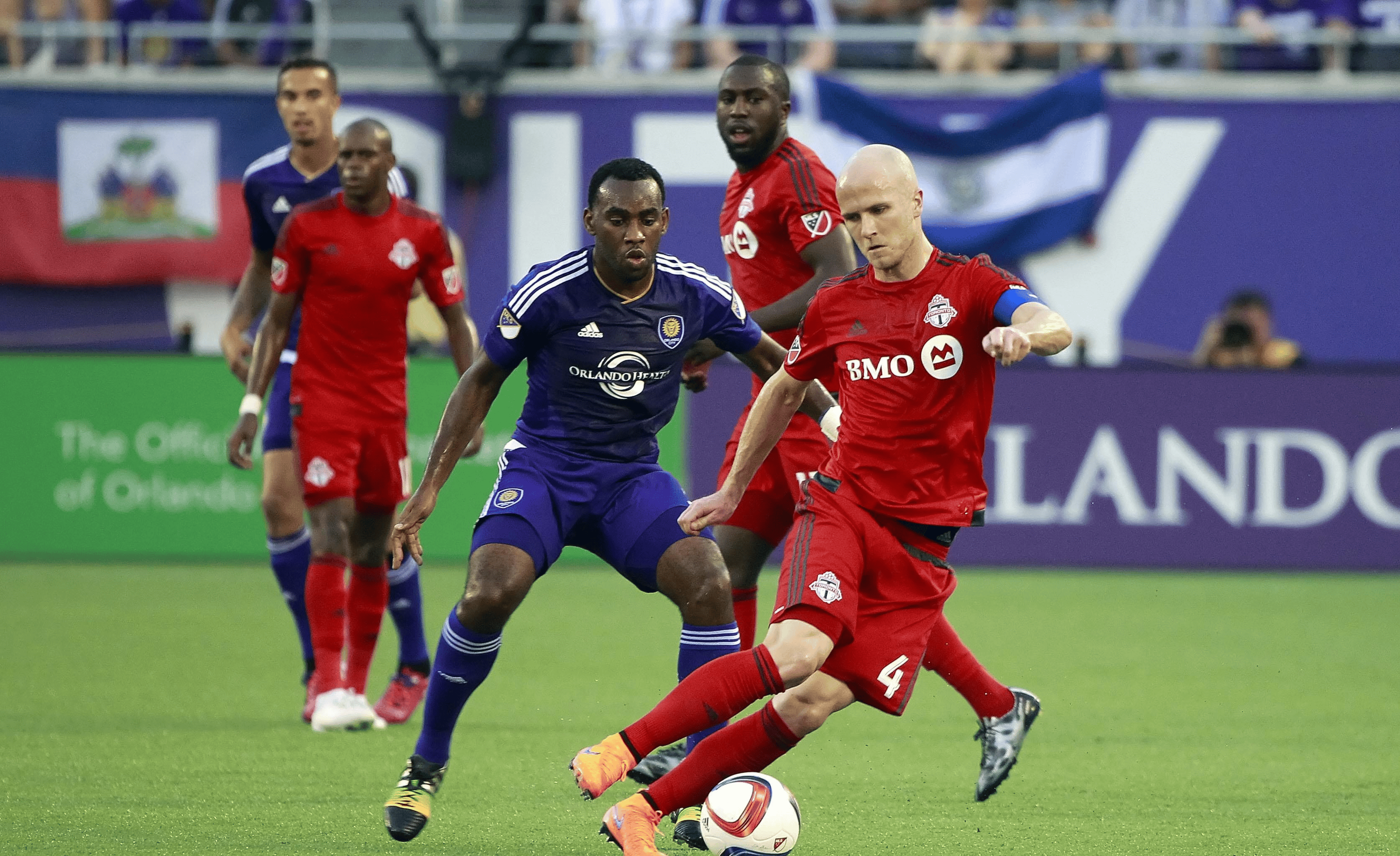 势均力敌的足球比拼，胜负未定