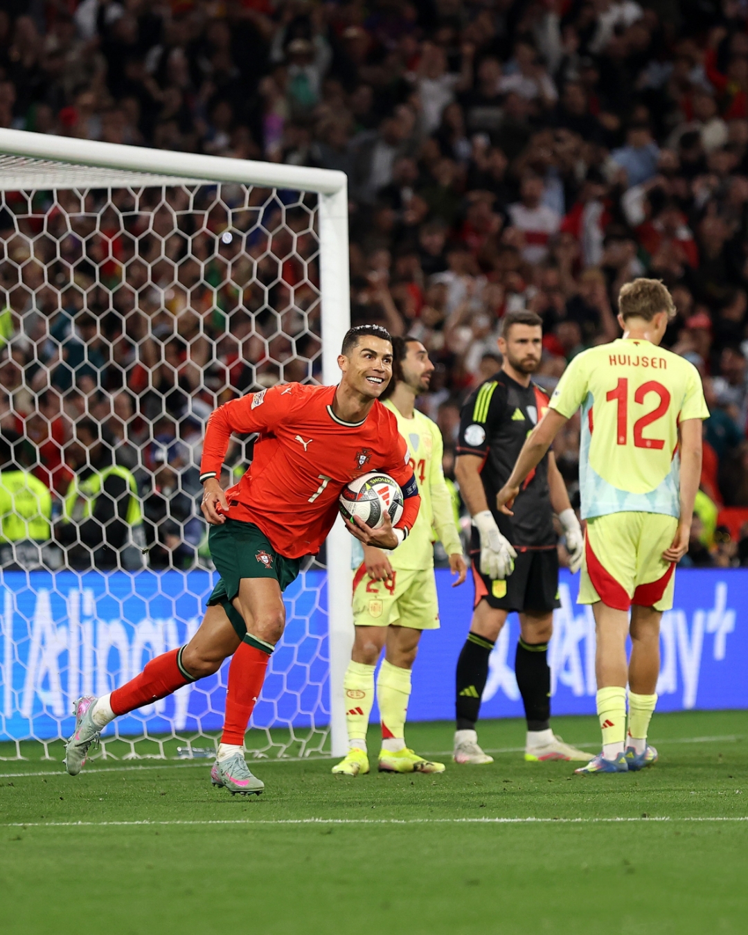 荷兰战胜狂热自信的西班牙，杀进欧国杯决赛的简单介绍